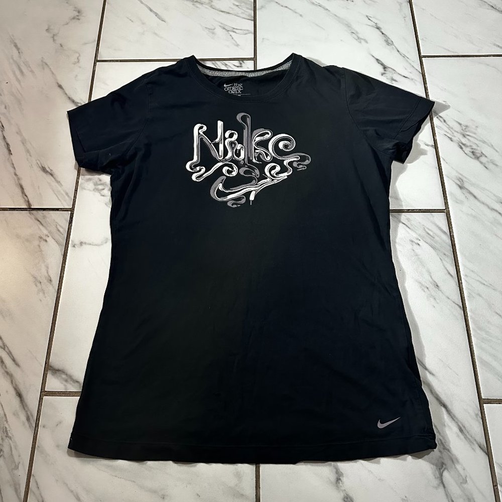 Nike Women's Slim Fit Sportswear Essential Spectrum Tee Black Size XL
